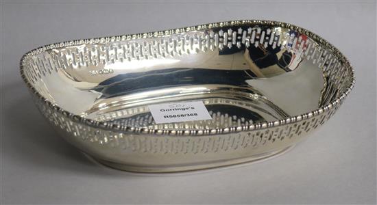 A George V pierced silver oval bowl, Atkin Brothers, Sheffield, 1910, 10.5 oz.